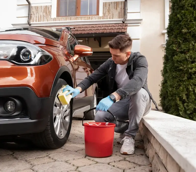 Lavage auto à domicile Gréoux-les-Bains : professionnel intervenant sur un véhicule